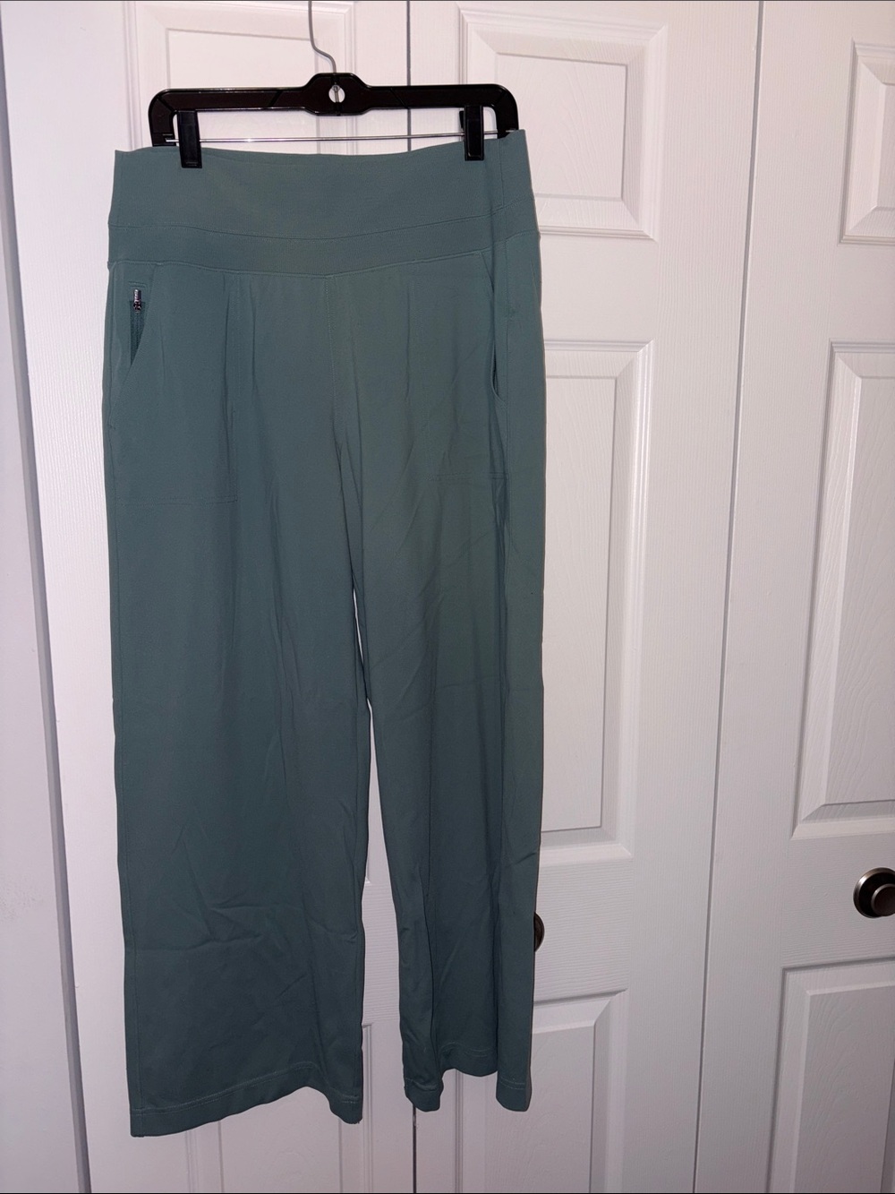 Wide-Leg Stretch Pants in Nurse Green